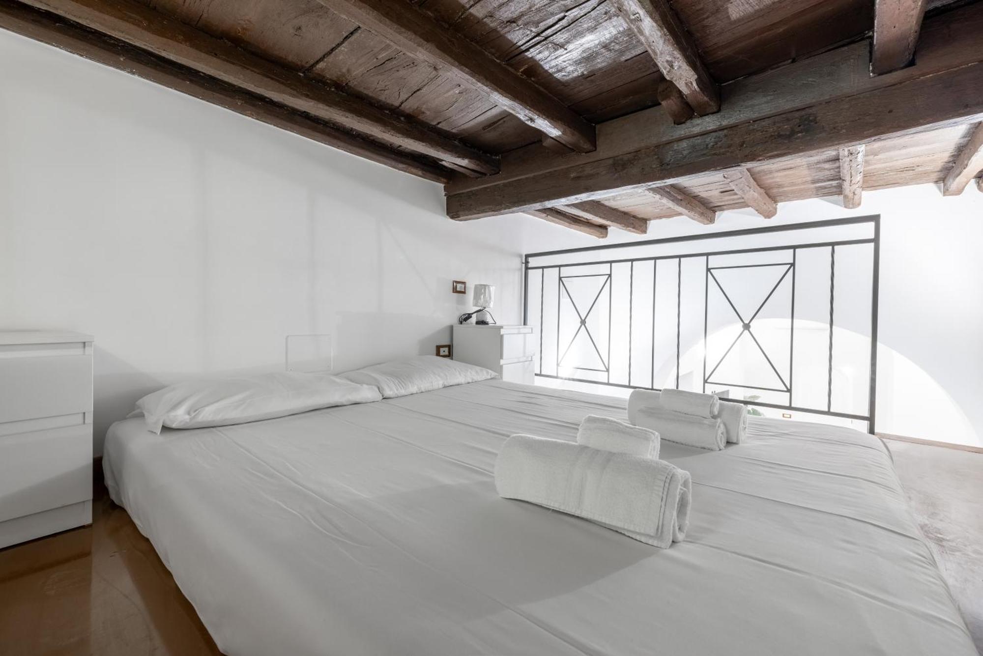 Lovely Studio Apartment - Capocci 로마 외부 사진